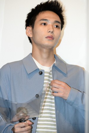 映画『うみべの女の子』初日舞台あいさつに登場した青木柚