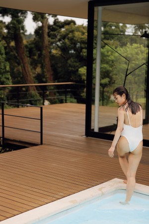 井上咲楽 1stフォトブック『さよならMAYUGE』　撮影：曽根将樹（PEACE MONKEY）