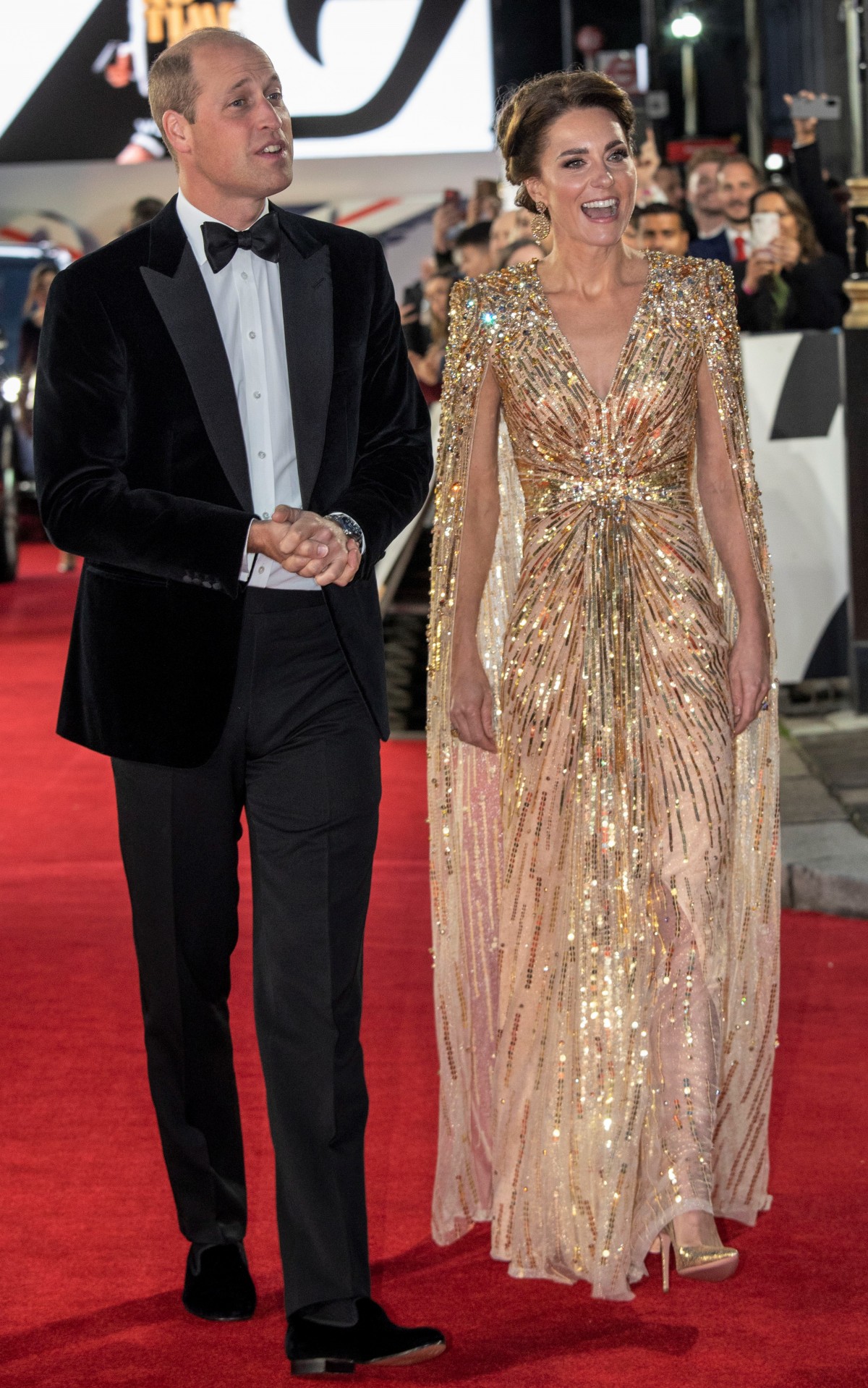 キャサリン妃、『007』プレミアに全身ゴールドのドレス姿で華々しく登場