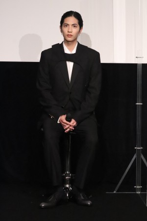 映画『人と仕事』完成報告会に登場した志尊淳