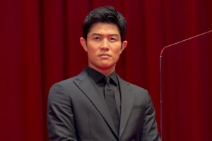 映画『燃えよ剣』完成報告イベントに登場した鈴木亮平