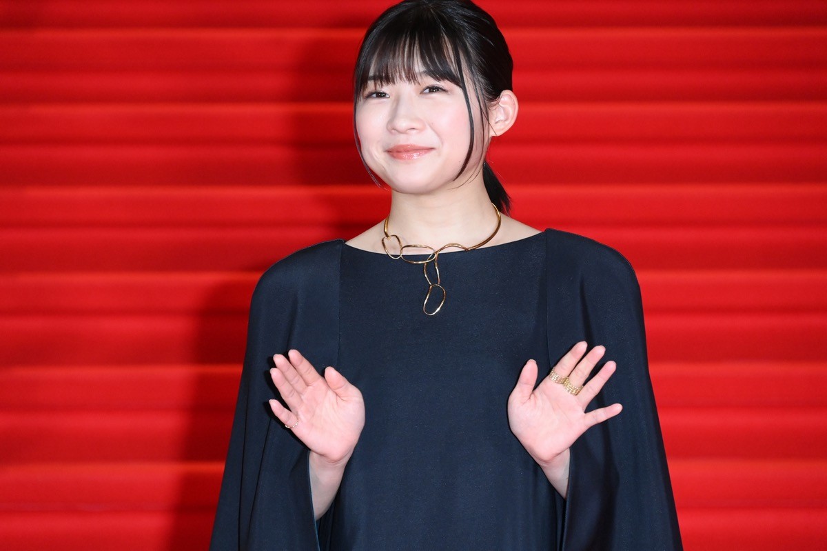 伊藤沙莉、気品あふれるブラックドレスで　コロナ禍に思い巡らせる＜第34回東京国際映画祭＞