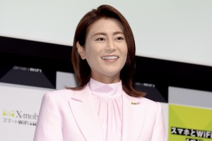 「X-mobile スマート Wi-Fi 発表会」に出席した氷川きよし