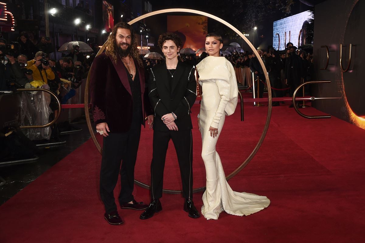 映画『DUNE/デューン 砂の惑星』ロンドンプレミアに登場した(左から)ジェイソン・モモア、ティモシー・シャラメ、ゼンデイヤ