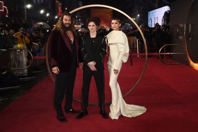 映画『DUNE/デューン 砂の惑星』ロンドンプレミアに登場した(左から)ジェイソン・モモア、ティモシー・シャラメ、ゼンデイヤ