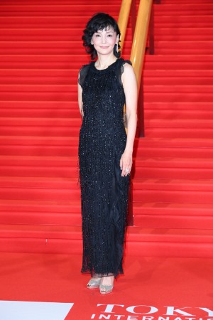 「第34回東京国際映画祭」レッドカーペットに出席した南果歩