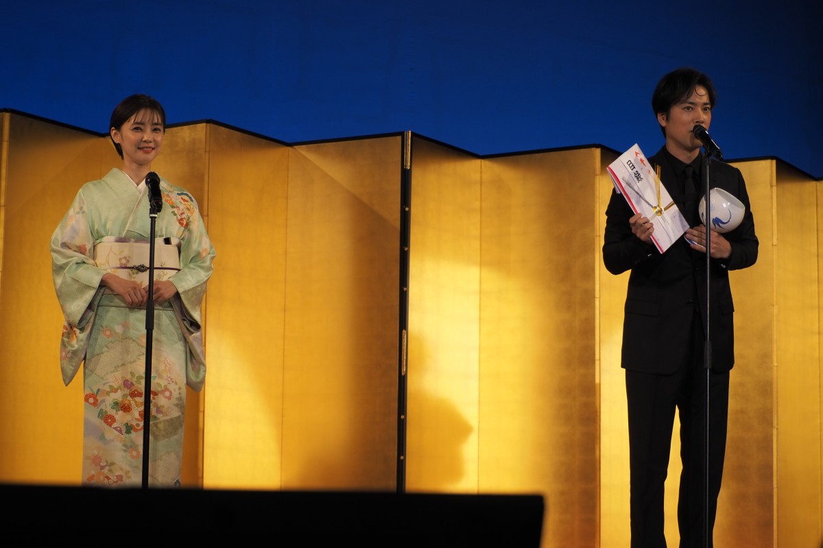 倉科カナ、艶やかな着物姿で登場　桐谷健太が三船敏郎賞受賞　『京都国際映画祭2021授賞式』