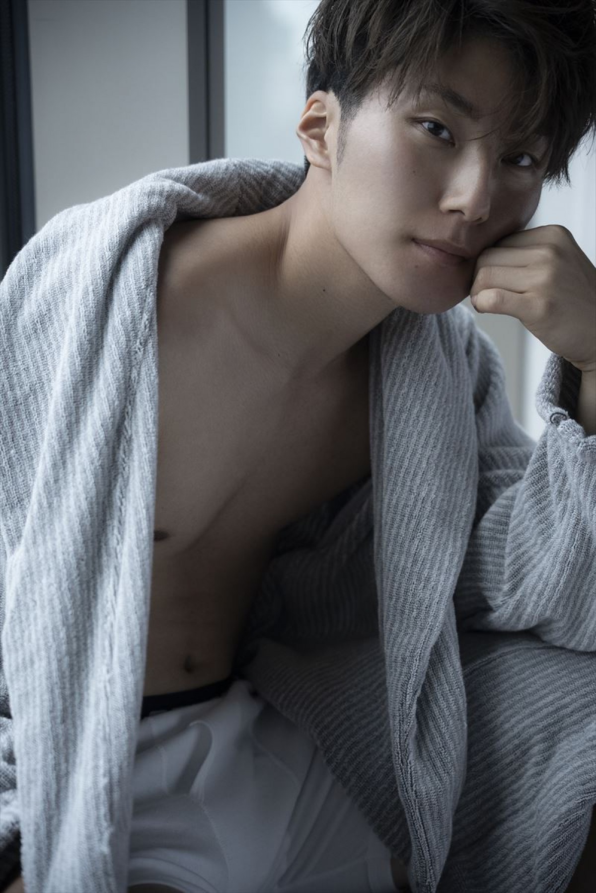 超人気YouTuber・コムドット、初の写真集早くも予約殺到　カバー写真解禁