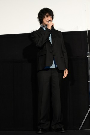 映画『CUBE 一度入ったら、最後』初日舞台あいさつに登場した斎藤工