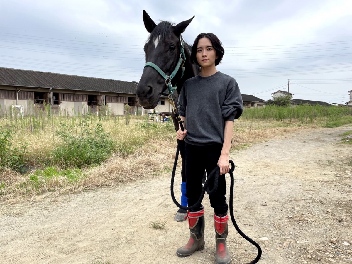 板垣李光人、平手友梨奈主演『風の向こうへ駆け抜けろ』で厩務員役　ビジュアル公開