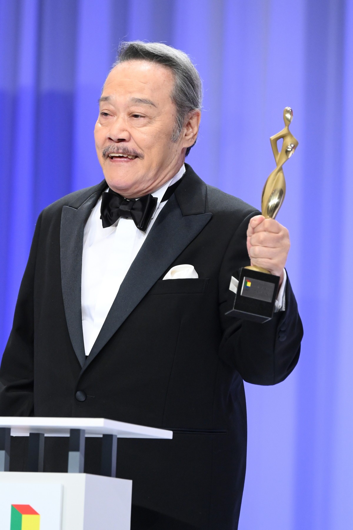 ＜ドラマアウォード2021＞綾瀬はるか、笑顔満開！　『天国と地獄』で主演女優賞受賞