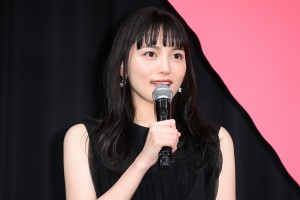映画『聖地X』完成披露舞台あいさつに登場した川口春奈