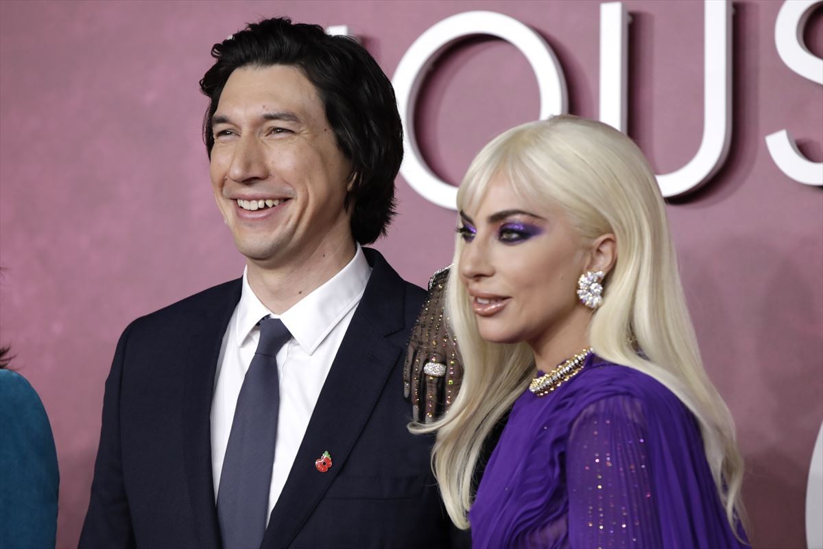レディー・ガガ、GUCCIの鮮やかな紫色のドレスで登場！　『ハウス・オブ・グッチ』ロンドンプレミア