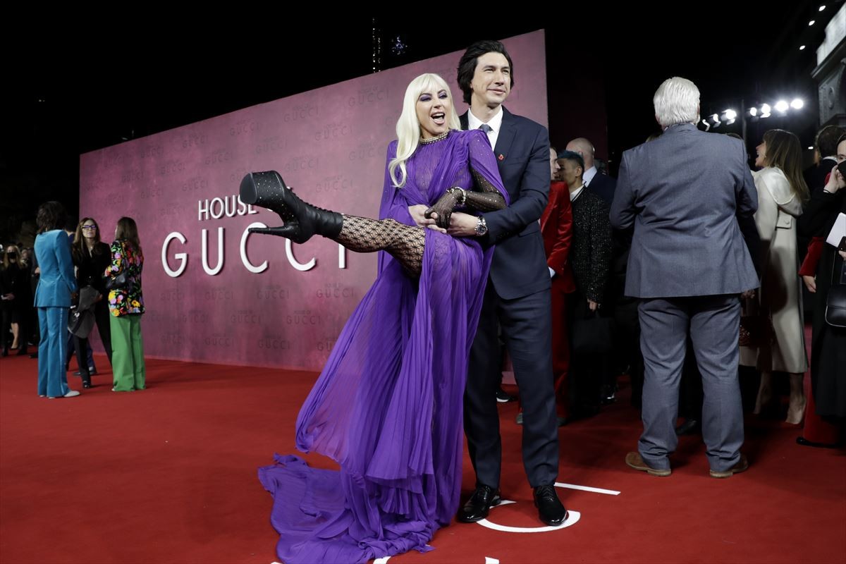 レディー・ガガ、GUCCIの鮮やかな紫色のドレスで登場！　『ハウス・オブ・グッチ』ロンドンプレミア