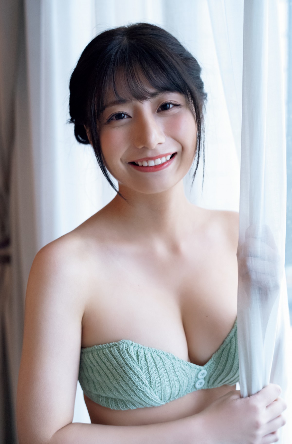 “元国民的グループ”　鈴木優香、透き通るようなビキニ姿　初々しさあふれるグラビア