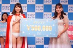 「グラビアネクスト2021」最終審査にて　（左から）グランプリの檸檬とゲストプレゼンターの豊田ルナ