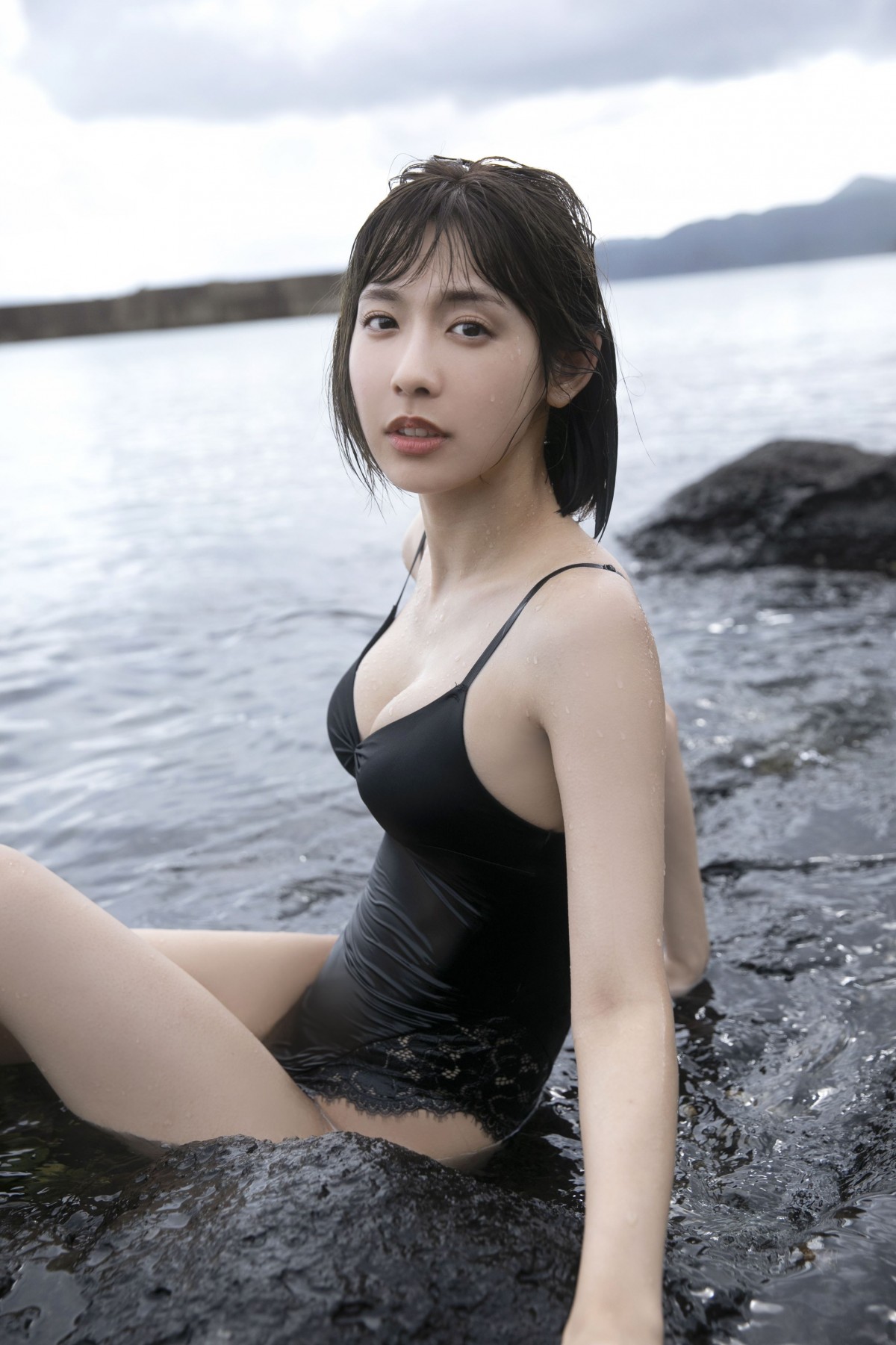 ＃ババババンビ・水湊みお、背中を大胆あらわのSEXYワンピほか　「週プレ」アザーカット