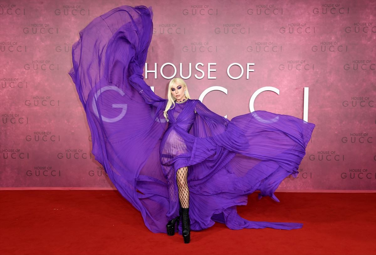 レディー・ガガ、GUCCIの鮮やかな紫色のドレスで登場！　『ハウス・オブ・グッチ』ロンドンプレミア
