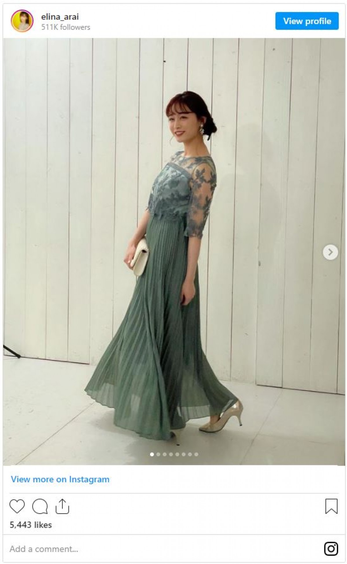 新井恵理那、エレガントなドレス姿から部屋着風ゆったりコーデまで　モデル活動中のショットに反響