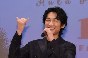 ディーン・フジオカ、映画『フラ・フラダンス』完成披露試写会に登場