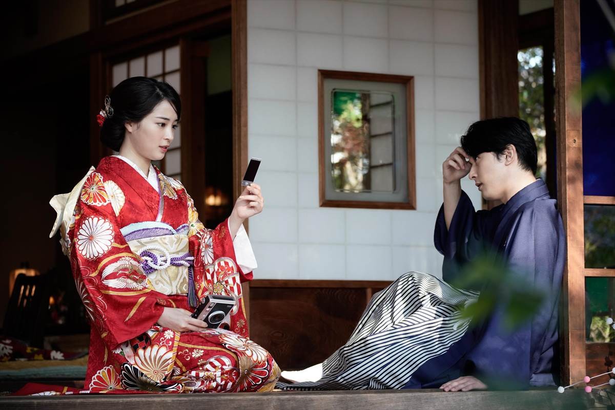 広瀬すず、艶やかな着物姿　吉沢亮＆ウルフ・アロン選手を“チェキで激写”