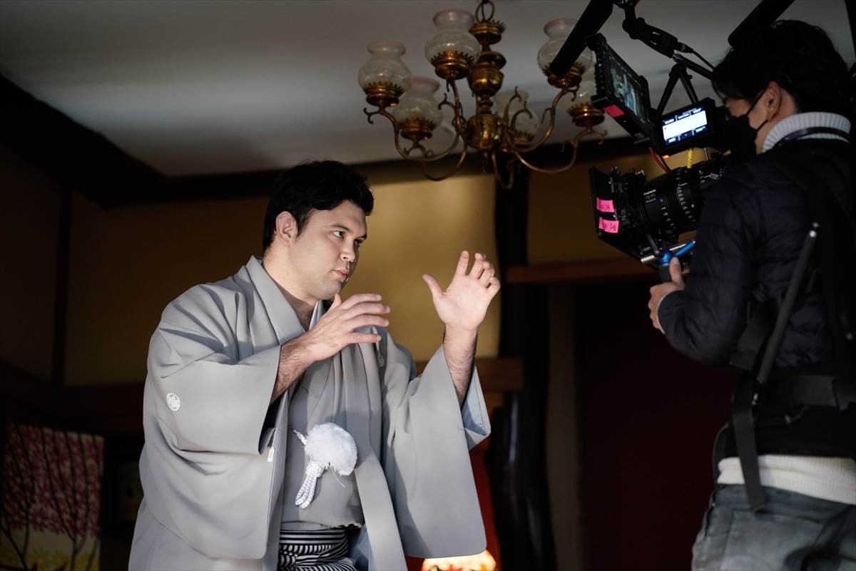 広瀬すず、艶やかな着物姿　吉沢亮＆ウルフ・アロン選手を“チェキで激写”