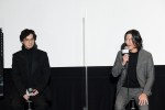 映画『弟とアンドロイドと僕』完成報告イベントに登場した（左から）安藤政信、豊川悦司
