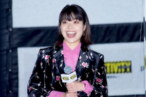 ドラマ『No Activity／本日も異状なし』配信記念ドライブインシアター イベントに登場した岸井ゆきの