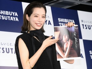 桜井ユキ、1st写真集『Lis blanc』の発売記念イベントに登場
