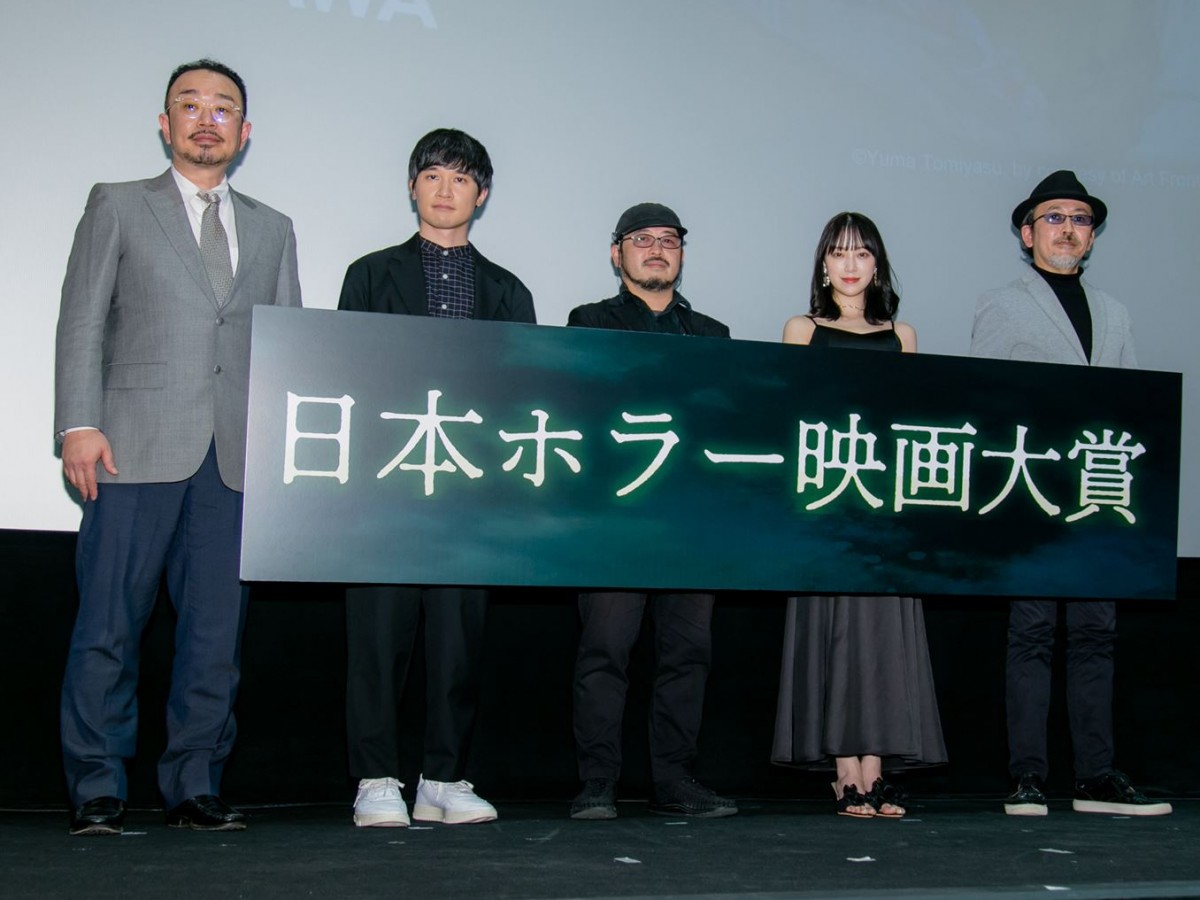 「日本ホラー映画大賞」授賞式に出席した(左から)選考委員の宇野維正、Base Ball Bea・小出祐介、清水崇監督(選考委員長)、堀未央奈、FROGMAN