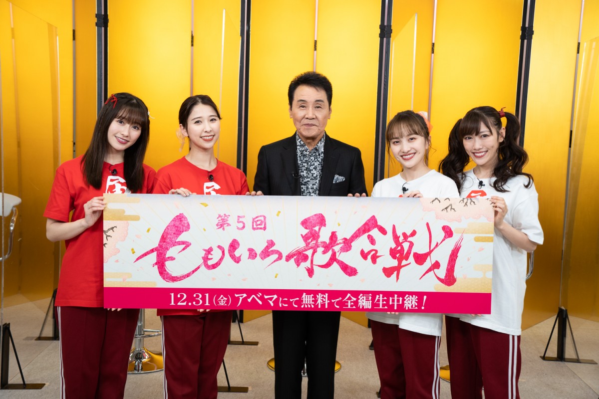『第5回 ももいろ歌合戦』出陣式に出席した五木ひろし(中央)とももいろクローバーZ