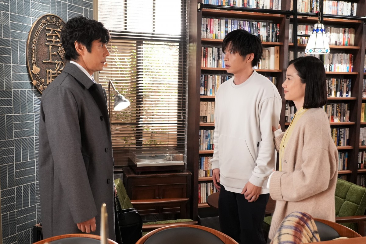 『真犯人フラグ』に登場した『あなたの番です』登場人物の手塚翔太(田中圭)と手塚菜奈(原田知世)