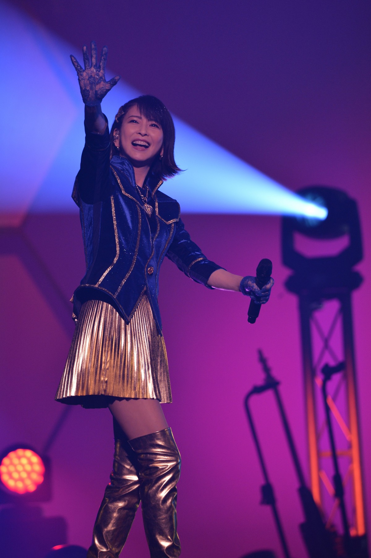 森高千里、ミニスカートも健在！　全国ツアー全公演日程を発表「来年も皆さんに元気を届けに」