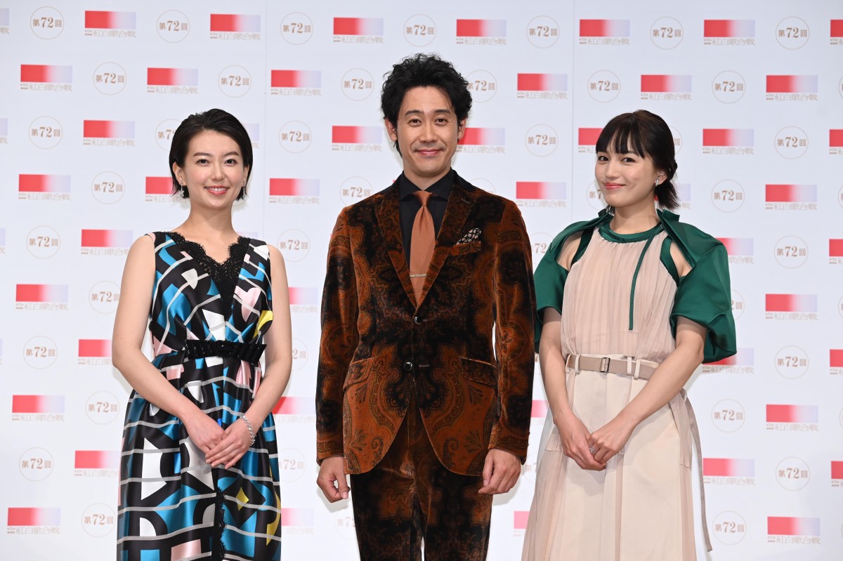 『第72回NHK紅白歌合戦』で司会を務める和久田麻由子NHKアナウンサー、大泉洋、川口春奈