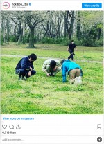 四つ葉のクローバーを探している（左から）松山ケンイチ、小栗旬、杏　※ドラマ『日本沈没－希望のひと－』公式インスタグラム