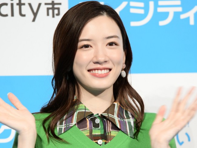 永野芽郁 寝そべりリラックス中の ハコヅメ オフショットに かわいすぎる の声 21年8月18日 エンタメ ニュース クランクイン