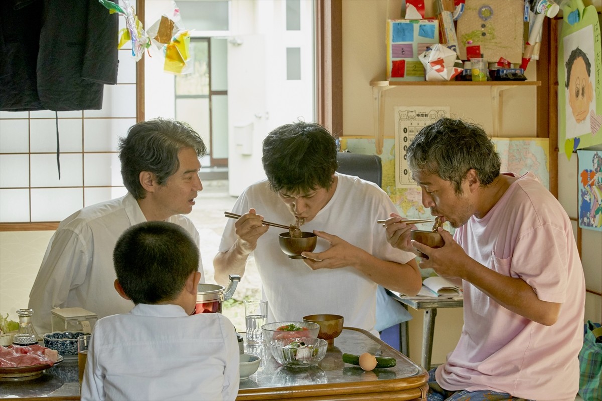 松山ケンイチ＆ムロツヨシが2人ご飯 『川っぺりムコリッタ』場面写真一挙公開