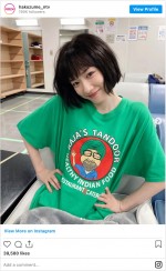 こんな個性的なTシャツでも圧倒的にかわいい…！　※ドラマ『ハコヅメ 〜たたかう！交番女子〜』インスタグラム