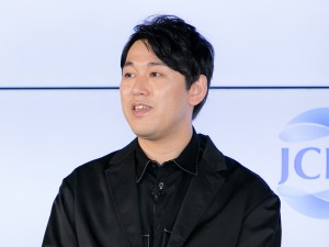 コンタクトレンズ協会記者発表会に登場したオズワルド・畠中悠