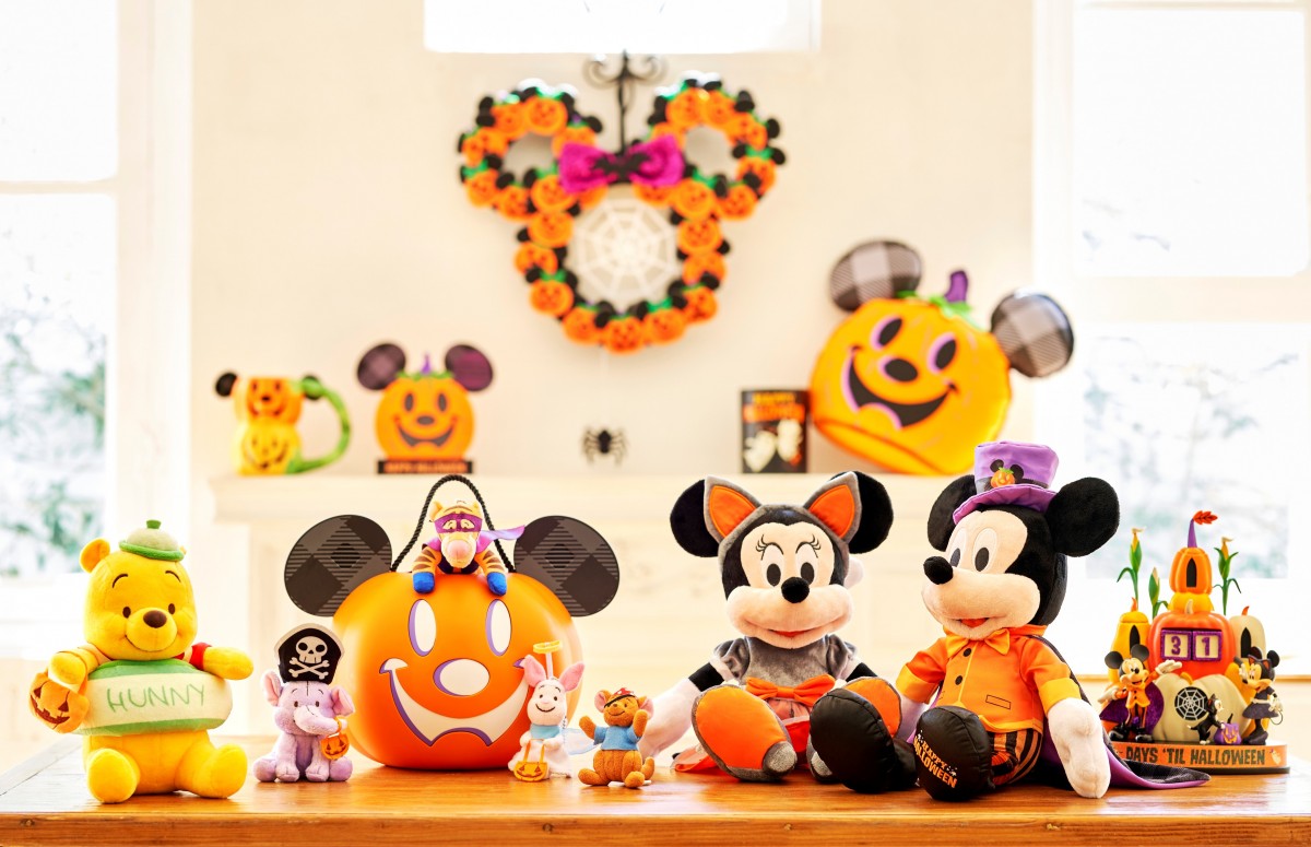 「ディズニーストア」にハロウィーングッズ! 仮装姿のミッキーやプーさんが登場