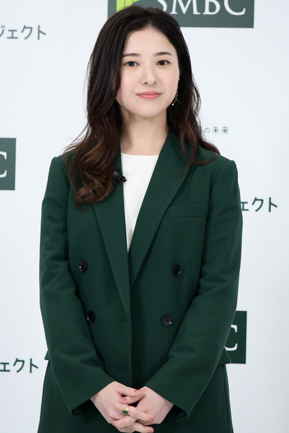 吉高由里子、“SMBCイメージ”緑のスーツに笑顔　なで肩「カバーされてる」
