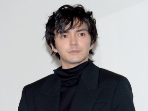 映画『恋する寄生虫』完成披露舞台あいさつに登場した林遣都