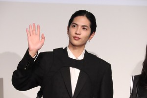 映画『人と仕事』完成報告会に登場した志尊淳