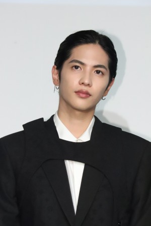 映画『人と仕事』完成報告会に登場した志尊淳