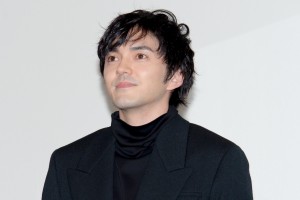 映画『恋する寄生虫』完成披露舞台あいさつに登場した林遣都