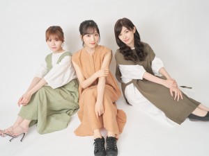 映画『未成仏百物語〜AKB48 異界への灯火寺〜』に出演する（左から）込山榛香、小栗有以、武藤十夢