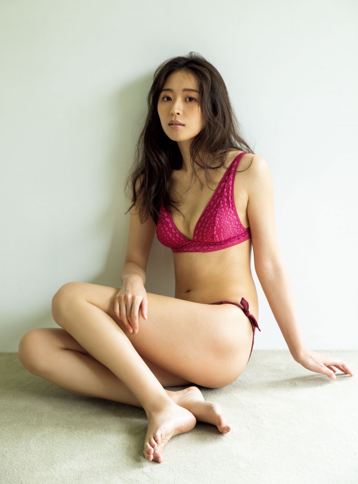元AKB48・平田梨奈23歳、SEXYな黒ランジェリー姿　初の撮り下ろしグラビア