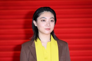 「第34回東京国際映画祭」レッドカーペットに出席した三浦透子