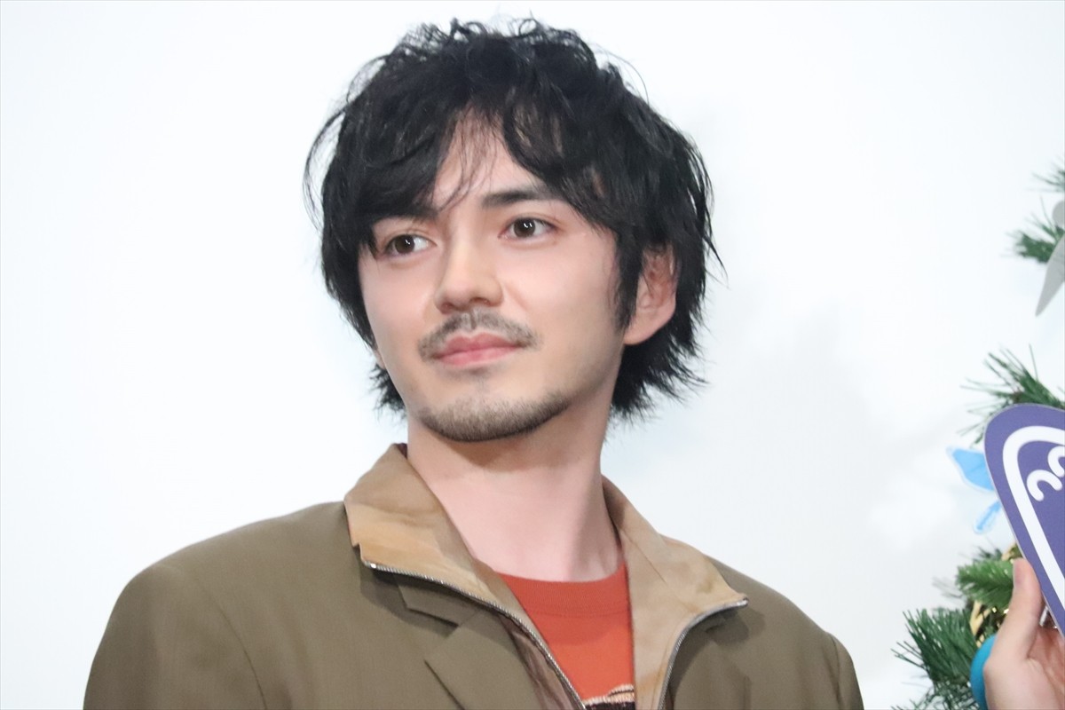 林遣都、小松菜奈との写真撮影に嘆き？「自分が素人みたいに見える」