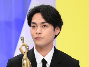 「東京ドラマアウォード 2021」授賞式に登場した柳楽優弥